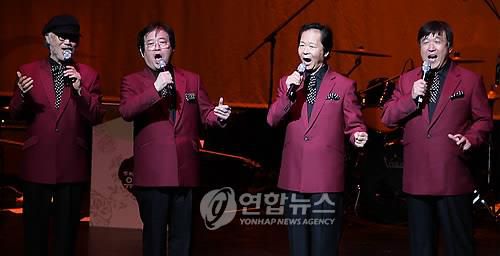 열창하는 쟈니브라더스왼쪽부터 김준, 김현진, 진성만, 양영일. [연합뉴스 자료 사진]