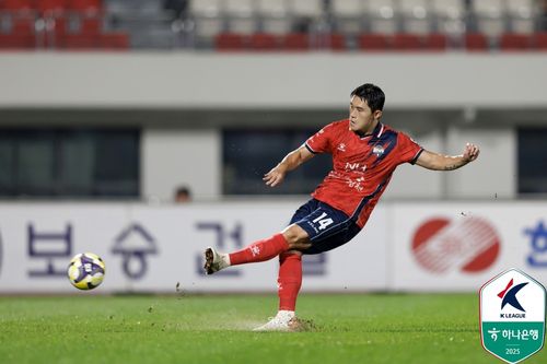 김천 이동경의 페널티킥 장면.[한국프로축구연맹 제공. 재판매 및 DB 금지]