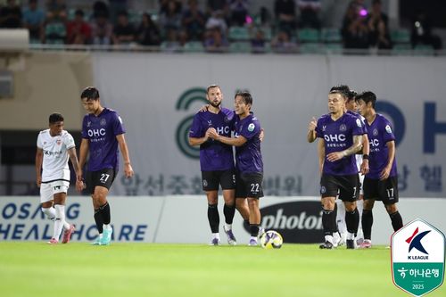 전반 동점골에 기뻐하는 안양 선수들[한국프로축구연맹 제공. 재판매 및 DB 금지]
