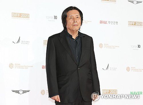 부산국제영화제 개막식 참석한 이창동 감독(부산=연합뉴스) 이재희 기자 = 부산국제영화제(BIFF) 개막식이 열리는 4일 오후 부산 해운대구 영화의전당에서 이창동 감독이 포즈를 취하고 있다. 2023.10.4 scape@yna.co.kr