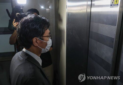 특검 사무실 향하는 이충면 전 외교비서관(서울=연합뉴스) 이진욱 기자 = 이충면 전 국가안보실 외교비서관이 채상병 사건 수사방해 의혹과 관련 조사를 받기 위해 14일 서울 서초구 순직해병특검 사무실로 향하고 있다. 2025.7.14 cityboy@yna.co.kr