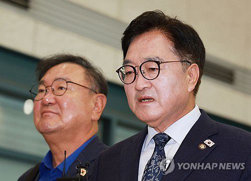 발언하는 우원식 국회의장(영종도=연합뉴스) 한종찬 기자 = 중국 순방을 마친 우원식 국회의장이 5일 인천국제공항을 통해 귀국, 취재진 질문에 답하고 있다. 2025.9.5 saba@yna.co.kr