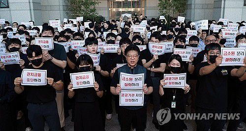 금융감독체계 개편 반대(서울=연합뉴스) 한종찬 기자 = 금융감독원 노동조합원과 직원들이 10일 서울 영등포구 여의도 금감원 로비에서 금감원을 공공기관으로 지정하고, 금감원에서 금융소비자보호원을 분리하는 정부조직 개편안을 규탄하고 있다. 2025.9.10 saba@yna.co.kr