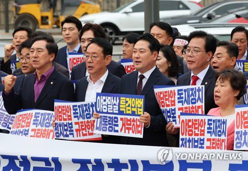 정치보복 불법특검 규탄대회(서울=연합뉴스) 한종찬 기자 = 국민의힘 장동혁 대표, 송언석 원내대표를 비롯한 소속 의원들이 12일 서울 용산 대통령실 앞에서 열린 정치보복 불법특검 규탄대회에 참석해 구호를 외치고 있다. 2025.9.12 saba@yna.co.kr