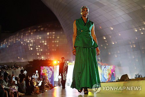 다채로운 빛깔의 아프리카 패션쇼(서울=연합뉴스) 임화영 기자 = 13일 서울 중구 동대문디자인플라자(DDP)에서 '제8회 서울아프리카페스티벌'의 아프리카 패션쇼가 진행되고 있다. 2025.9.14 hwayoung7@yna.co.kr