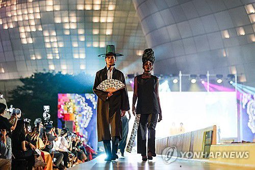 문화 교류의 장 '아프리카 패션쇼'(서울=연합뉴스) 임화영 기자 = 13일 서울 중구 동대문디자인플라자(DDP)에서 '제8회 서울아프리카페스티벌'의 아프리카 패션쇼가 진행되고 있다. 2025.9.14 hwayoung7@yna.co.kr