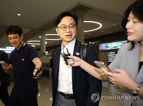 귀국하는 김정관 산업부 장관(영종도=연합뉴스) 신준희 기자 = 미국 현지에서 한미 관세협상 관련 후속 협의를 한 김정관 산업통상자원부 장관이 14일 오전 영종도 인천국제공항을 통해 귀국하고 있다. 2025.9.14 hama@yna.co.kr