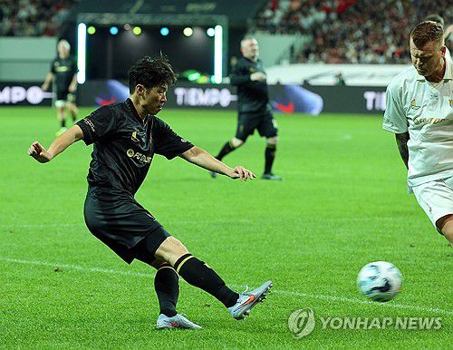 선발 출전한 박지성(서울=연합뉴스) 한종찬 기자 = 14일 서울월드컵경기장에서 열린 2025 넥슨 아이콘 매치. 스피어 박지성이 슛하고 있다. 2025.9.14 saba@yna.co.kr