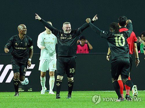 '역시 루니'(서울=연합뉴스) 한종찬 기자 = 14일 서울월드컵경기장에서 열린 2025 넥슨 아이콘 매치. FC 스피어팀 루니가 골을 넣은 뒤 동료들과 기쁨을 나누고 있다. 2025.9.14 saba@yna.co.kr