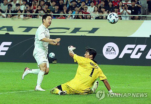 역전골 넣는 박주호(서울=연합뉴스) 한종찬 기자 = 14일 서울월드컵경기장에서 열린 2025 넥슨 아이콘 매치. 실드팀 박주호가 골을 넣고 환호하고 있다. 2025.9.14 saba@yna.co.kr