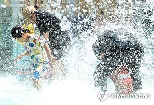 물놀이 중인 가족들[연합뉴스 자료사진]