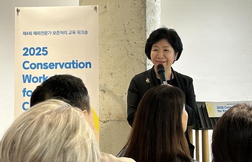 김정희 국외소재문화유산재단 이사장     (서울=연합뉴스) 김예나 기자 = 김정희 국외소재문화유산재단 이사장이 지난 13일 서울 종로구 한지가헌에서 열린 '제4회 해외전문가 보존 처리 교육 워크숍'에서 인사말을 하고 있다. 한국에서 처음 열린 워크숍에는 미국, 영국, 일본 등 해외 주요 박물관과 미술관에서 활동하는 한국 회화 담당 보존 처리 전문가 20여 명이 참여했다. 2025.9.15     yes@yna.co.kr