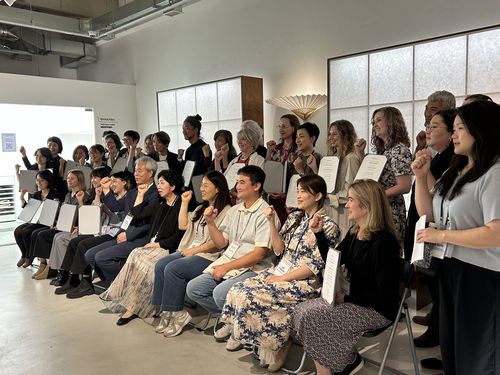 '보존 처리 교육 워크숍'을 끝내며     (서울=연합뉴스) 김예나 기자 = 지난 13일 서울 종로구 한지가헌에서 열린 '제4회 해외전문가 보존 처리 교육 워크숍' 행사에서 참석자들이 기념사진을 찍고 있다. 한국에서 처음 열린 워크숍에는 미국, 영국, 일본 등 해외 주요 박물관과 미술관에서 활동하는 한국 회화 담당 보존 처리 전문가 20여 명이 참여했다. 2025.9.15     yes@yna.co.kr