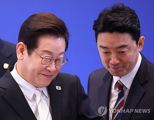 기자회견장 나서는 이재명 대통령과 강훈식 비서실장(서울=연합뉴스) 김도훈 기자 = 이재명 대통령이 11일 청와대 영빈관에서 취임 100일 기자회견을 마친 뒤 강훈식 비서실장과 함께 행사장을 나서고 있다. 2025.9.11 superdoo82@yna.co.kr