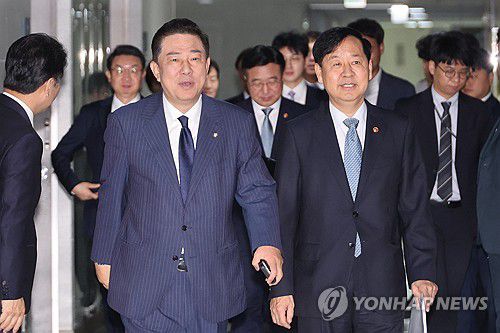 '추석 민생대책 당정' 참석하는 김병기 원내대표와 구윤철 부총리(서울=연합뉴스) 김주성 기자 = 더불어민주당 김병기 원내대표와 구윤철 부총리 겸 기획재정부 장관(오른쪽)이 15일 서울 여의도 국회에서 열린  '추석 민생안정대책 당정협의'에 참석하고 있다. 2025.9.15 utzza@yna.co.kr