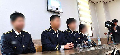 기자회견 하는 해경 영흥파출소 고 이재석 경사 팀원들(인천=연합뉴스) 임순석 기자 = 갯벌에 고립된 노인을 혼자 구하려다 숨진 고(故) 이재석 경사 팀원들인 인천해양경찰서 영흥파출소 직원들이 15일 오전 이 경사 발인을 앞두고 인천 동구의 한 장례식장에서 기자회견을 하고 있다. 2025.9.15 soonseok02@yna.co.kr