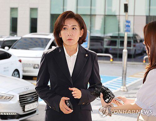 남부지법 도착한 나경원 의원(서울=연합뉴스) 류영석 기자 = 국민의힘 나경원 의원이 15일 서울 양천구 서울남부지방법원에서 열린 '국회 패스트트랙(신속처리안건) 충돌 사건' 1심 결심 공판에 출석하고 있다. 2025.9.15 ondol@yna.co.kr