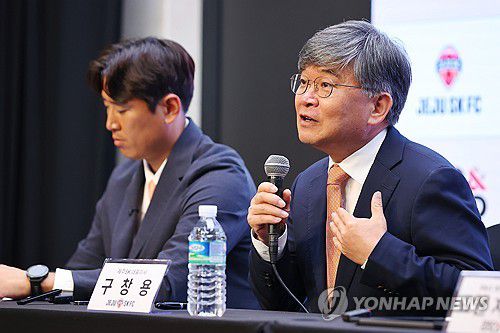 파트너십 체결 관련 설명하는 구창용(서울=연합뉴스) 진연수 기자 = 15일 오전 서울 마포구 스탠포드 호텔에서 열린 제주 SK FC와 바이에른 뮌헨·LA FC 합작법인 R&G(RED & Gold Football) 파트너십 기자회견에서 구창용 제주SK 대표이사가 질문에 답하고 있다. 2025.9.15 jin90@yna.co.kr