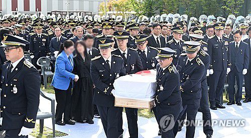 갯벌 고립 노인 구하다 숨진 고 이재석 경사 영결식 엄수(인천=연합뉴스) 임순석 기자 = 15일 인천 서구 인천해양경찰서에서 엄수된 '해양경찰관 고(故) 이재석 경사 영결식'에서 고인의 영정과 운구 행렬이 영결식장을 떠나고 있다. 2025.9.15 [공동취재] soonseok02@yna.co.kr