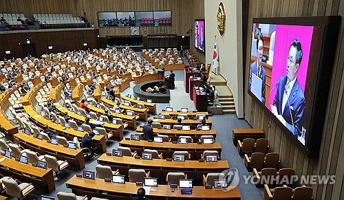 국회 대정부질문 시작(서울=연합뉴스) 류영석 기자 = 김민석 국무총리가 15일 국회 본회의장에서 열린 대정부 질문에 참석해 민주당 박성준 의원의 질문에 답하고 있다. 2025.9.15 ondol@yna.co.kr