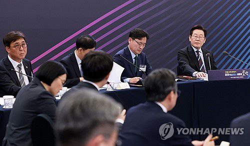 참석자 발언 경청하는 이재명 대통령(서울=연합뉴스) 김도훈 기자 = 이재명 대통령(오른쪽)이 15일 서울 성북구 한국과학기술연구원(KIST)에서 열린 핵심규제 합리화 전략회의에서 참석자 발언을 경청하고 있다. 2025.9.15 [대통령실통신사진기자단] superdoo82@yna.co.kr