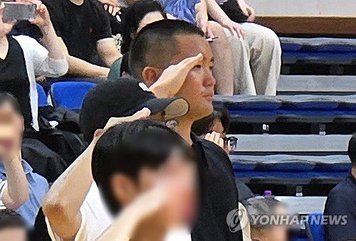 이재용 회장 장남 이지호 씨 해군 장교 입대(서울=연합뉴스) 이재용 삼성전자 회장의 장남 이지호 씨가 15일 경남 창원시 진해구 해군사관학교에서 열린 해군 학사장교 사관후보생 입영식에 참석해 거수경례하고 있다. 2025.9.15 [삼성전자 제공. 재판매 및 DB 금지] photo@yna.co.kr