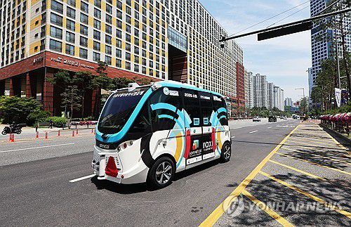 수원 광교 달리는 자율주행차량    (수원=연합뉴스) 홍기원 기자 = 26일 경기도 수원시 영통구 수원컨벤션센터 인근에서 자율주행차량이 시험운행을 하고 있다.     수원시는 '2025 수원 ITS 아태총회' 기간인 28일부터 30일까지 수원컨벤션센터, 광교중앙역, 홍재교삼거리, 센트럴파크로사거리에 이르는 3.2km 노선을 순환하는 자율주행차량을 운행한다. 2025.5.26     xanadu@yna.co.kr (끝)