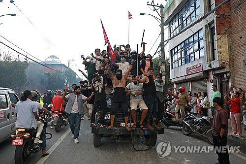 네팔 카트만두 대통령 관저 인근 시위대[AFP 연합뉴스. 재판매 및 DB 금지]