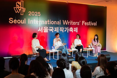 '내가 아는 가장 용감한 여성' 토론회16일 오후 서울 종로구 그라운드서울에서 열린 '2025 서울국제작가축제'에서 작가들이 '내가 아는 가장 용감한 여성'을 주제로 토론하고 있다. 왼쪽부터 사회자인 김나영 문학평론가, 소설가 김주혜, 아동·청소년문학 작가 이금이, 시인 이설야. [한국문학번역원 제공. 재판매 및 DB 금지]