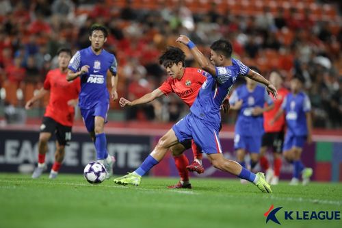 경합하는 강원FC·상하이 선화 선수들[한국프로축구연맹 제공. 재판매 및 DB 금지]
