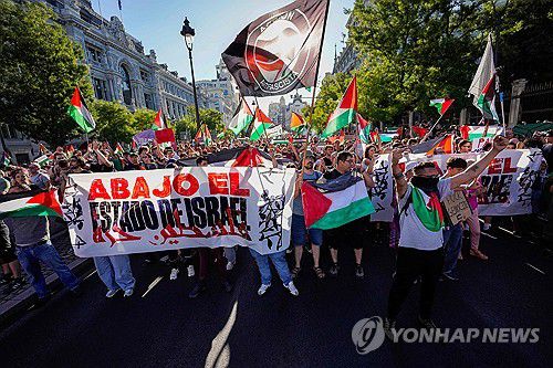 14일(현지시간) 사이클 대회 '부엘타 아 에스파냐'의 스페인 마드리드 도심 코스를 점거한 팔레스타인 지지 시위대.[AFP=연합뉴스. 재판매 및 DB 금지]