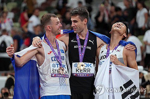 도쿄 세계선수권 남자 높이뛰기 메달리스트(도쿄 로이터=연합뉴스) 우상혁(오른쪽)이 16일 일본 도쿄 국립경기장에서 열린 2025 세계육상선수권대회 남자 높이뛰기 결선에서 2ｍ34로 2위를 차지한 뒤, 1위 커(가운데), 3위 스테펠라와 세리머니를 하고 있다.