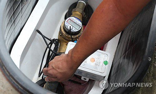 수도 계량기 잠그는 중증장애인 시설 [연합뉴스 자료사진]