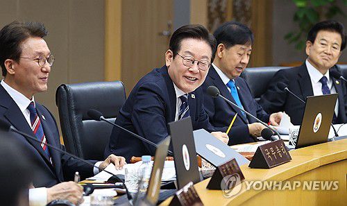 발언듣는 이재명 대통령(세종=연합뉴스) 김도훈 기자 = 이재명 대통령이 16일 정부세종청사에서 열린 제42회 국무회의에서 참석자 발언을 듣고 있다. 2025.9.16 superdoo82@yna.co.kr