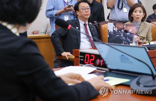 '패스트트랙 사건' 당시 사진 들어보이는 나경원 의원(서울=연합뉴스) 류영석 기자 = 16일 서울 여의도 국회에서 열린 법제사법위원회 전체회의에서 국민의힘 나경원 의원이 '패스트트랙 사건' 당시 더불어민주당 박찬대 의원이 담긴 사진을 들어 보이고 있다. 2025.9.16 ondol@yna.co.kr