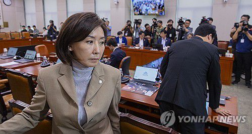 법사위 퇴장하는 국민의힘 나경원 의원(서울=연합뉴스) 황광모 기자 = 국민의힘 나경원 의원이 16일 국회에서 열린 법제사법위원회 전체회의에서 본인의 간사 선임에 대한 안건이 추미애 위원장에 의해 무기명 표결로 결정되자 국민의힘 의원들과 이에 항의하며 퇴장하고 있다. 2025.9.16 hkmpooh@yna.co.kr