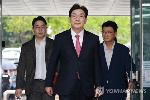 영장심사 출석하는 권성동 의원(서울=연합뉴스) 신현우 기자 = 윤석열 정부와 통일교 간 '정교 유착'의 발단으로 지목된 국민의힘 권성동 의원이 16일 서울 서초구 서울중앙지법에서 열린 구속 전 피의자 심문(영장실질심사)에 출석하고 있다. 2025.9.16 nowwego@yna.co.kr