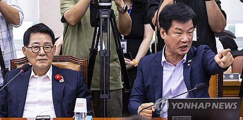 곽규택 의원에게 항의하는 박균택 의원(서울=연합뉴스) 황광모 기자 = 더불어민주당 박균택 의원이 16일 서울 여의도 국회에서 열린 법사위 전체회의에서 국민의힘 곽규택 의원이 민주당 박지원 의원에게 무리한 발언으로 물의를 빚자 곽 의원에게 강하게 항의하고 있다.  2025.9.16 hkmpooh@yna.co.kr