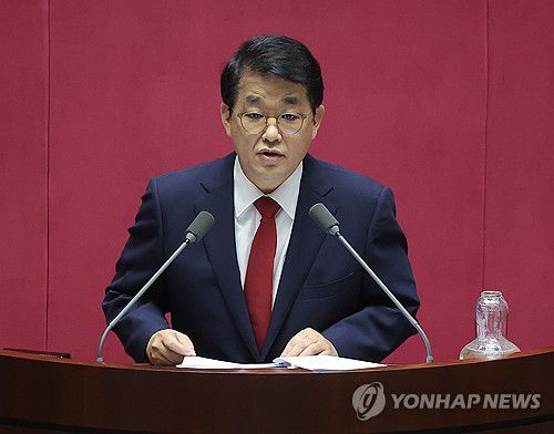 대정부질문 나선 배준영 의원(서울=연합뉴스) 류영석 기자 = 국민의힘 배준영 의원이 16일 외교·통일·안보에 관한 대정부 질문이 열리는 국회 본회의장에서 발언하고 있다. 2025.9.16 ondol@yna.co.kr