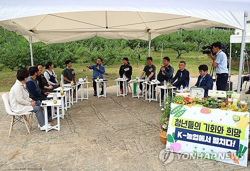 이재명 대통령, 청년 농업인 간담회(세종=연합뉴스) 김도훈 기자 = 이재명 대통령이 16일 세종시 전동면 조일농원에서 청년 농업인 간담회를 하고 있다. 2025.9.16 superdoo82@yna.co.kr