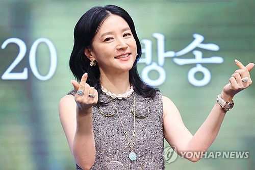 이영애, 러블리 포즈(서울=연합뉴스) 진연수 기자 = 배우 이영애가 16일 오후 서울 구로구 더세인트에서 열린 KBS 새 토일 미니시리즈 '은수 좋은 날' 제작발표회에서 포즈를 취하고 있다. 2025.9.16 jin90@yna.co.kr