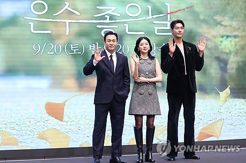 KBS 새 토일 미니시리즈 '은수 좋은 날' 주역들(서울=연합뉴스) 진연수 기자 = 배우 박용우(왼쪽부터), 이영애, 김영광이 16일 오후 서울 구로구 더세인트에서 열린 KBS 새 토일 미니시리즈 '은수 좋은 날' 제작발표회에서 포즈를 취하고 있다. 2025.9.16 jin90@yna.co.kr