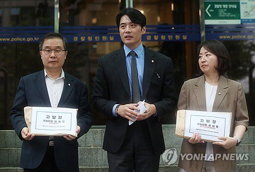 권성동·이철규 의원 고발장 접수 기자회견 연 민주당 의원들(서울=연합뉴스) 김성민 기자 = 더불어민주당 정치검찰조작기소대응 특위 소속 의원들이 16일 서울 서대문구 경찰청 앞에서 국민의힘 권성동·이철규 의원에 대한 고발장 접수 기자회견을 열고 있다. 왼쪽부터 이건태, 한준호, 이주희 의원. 2025.9.16 ksm7976@yna.co.kr