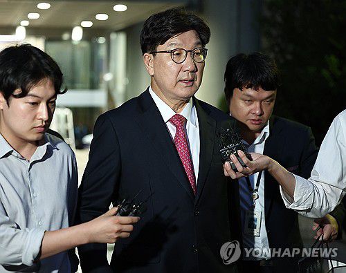 중앙지법 나서는 권성동 의원(서울=연합뉴스) 김성민 기자 = 윤석열 정부와 통일교 간 '정교 유착'의 발단으로 지목된 국민의힘 권성동 의원이 16일 서울 서초구 서울중앙지법에서 열린 구속 전 피의자 심문(영장실질심사)을 마친 뒤 대기 장소인 서울구치소로 향하고 있다. 2025.9.16 ksm7976@yna.co.kr