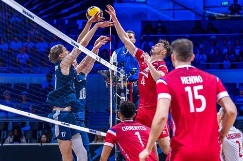 공방 펼치는 핀란드와 프랑스 남자배구 대표팀 선수들[FIVB 홈피 캡처. 재판매 및 DB 금지]