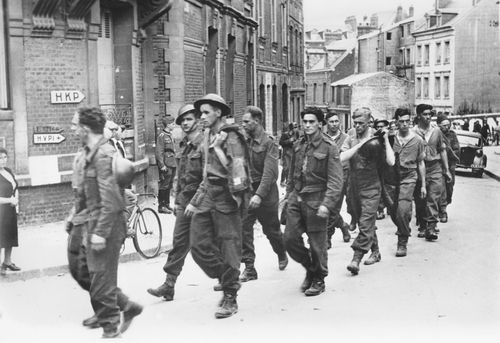 독일군에 이끌려 수용소 향하는 영국 포로들[열린책들 제공. 재판매 및 DB 금지]