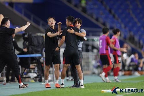 선제골에 기뻐하는 청두의 서정원 감독[한국프로축구연맹 제공. 재판매 및 DB 금지]
