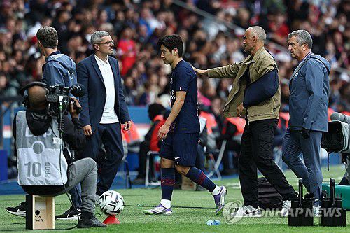 랑스전에서 발목을 다쳐 교체되던 PSG 이강인(가운데).[AFP=연합뉴스]