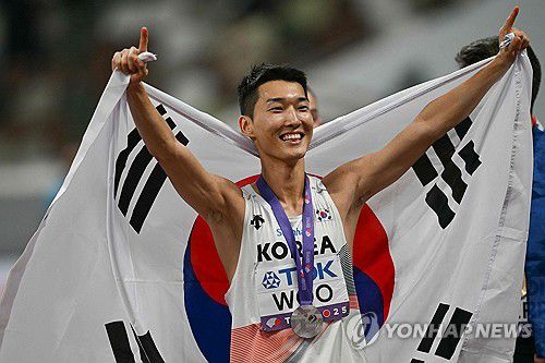 도쿄 세계육상선수권대회서 은메달 따낸 높이뛰기 우상혁 선수[AFP=연합뉴스. 재판매 및 DB 금지]