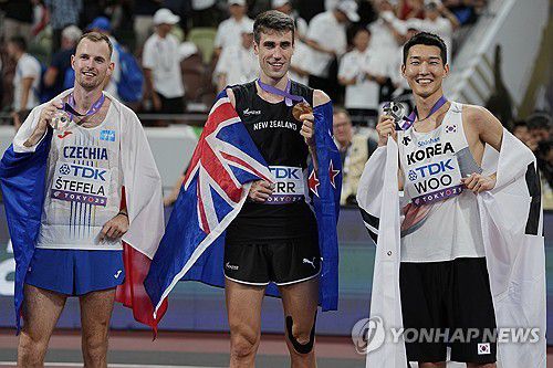 2025 도쿄 세계육상선수권대회 남자 높이뛰기 메달리스트(도쿄 AP=연합뉴스) 우상혁(오른쪽)이 16일 일본 도쿄 국립경기장에서 열린 2025 세계육상선수권 남자 높이뛰기 결선에서 2ｍ34를 넘어 2위를 차지한 뒤, 1위 커(가운데), 3위 스테펠라와 기념 촬영을 하고 있다.